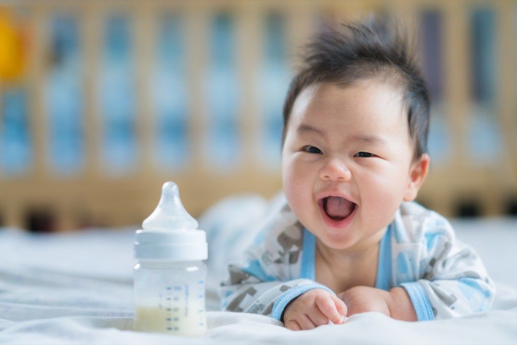 hymyilevä aasialainen vauva