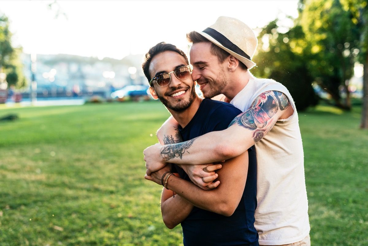 cặp đôi dành thời gian ôm nhau trong một buổi hẹn hò ở công viên bên ngoài