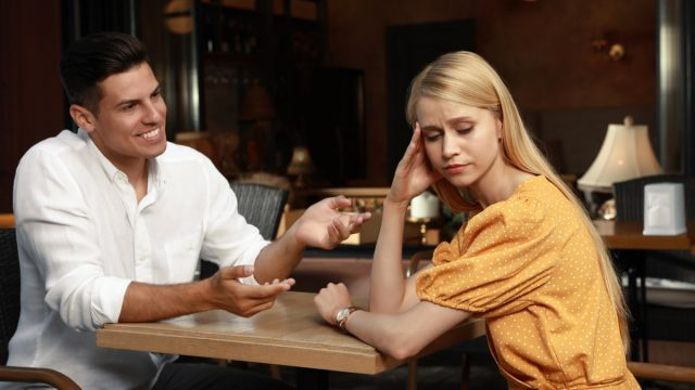 7 'høflige' ting, du siger på en date, der faktisk er stødende