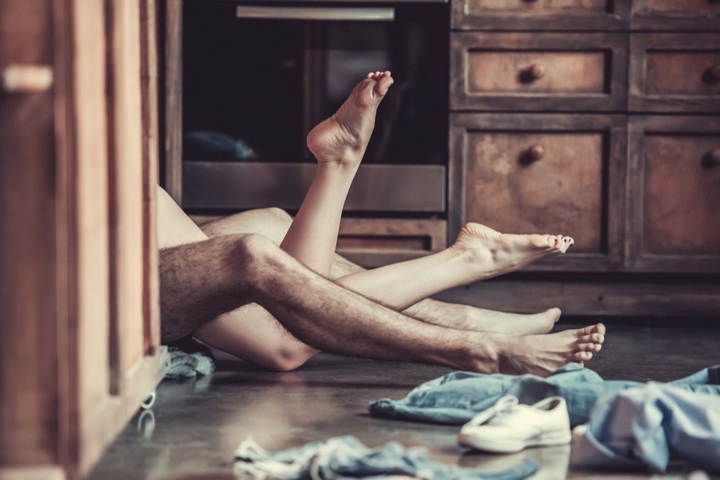 एक फर्श पर एक पुरुष और महिला के पैर - साहित्यिक