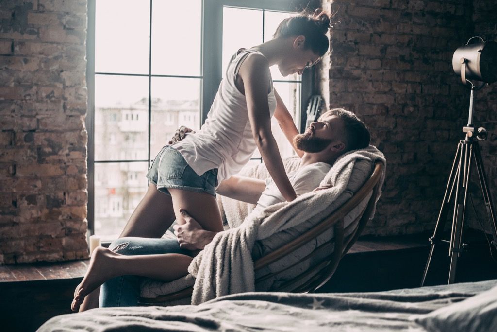 vyras ir moteris, turintys romantišką akimirką madingame prašmatniame miegamajame - literotika