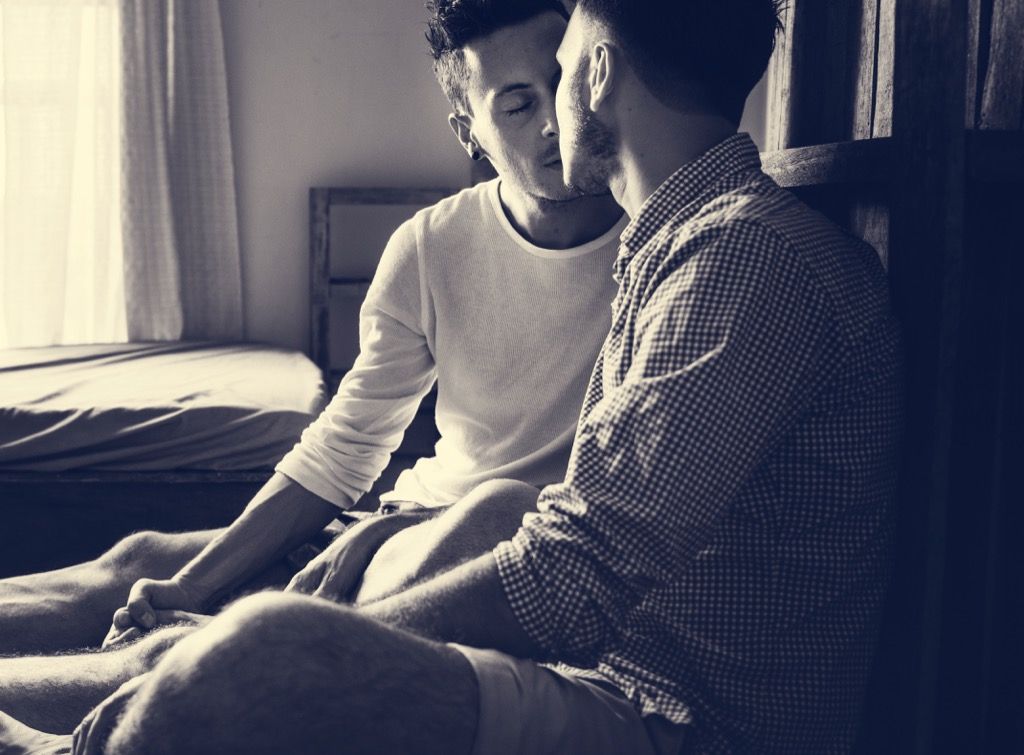 समलैंगिक जोड़ी एक बिस्तर पर चुंबन - literotica