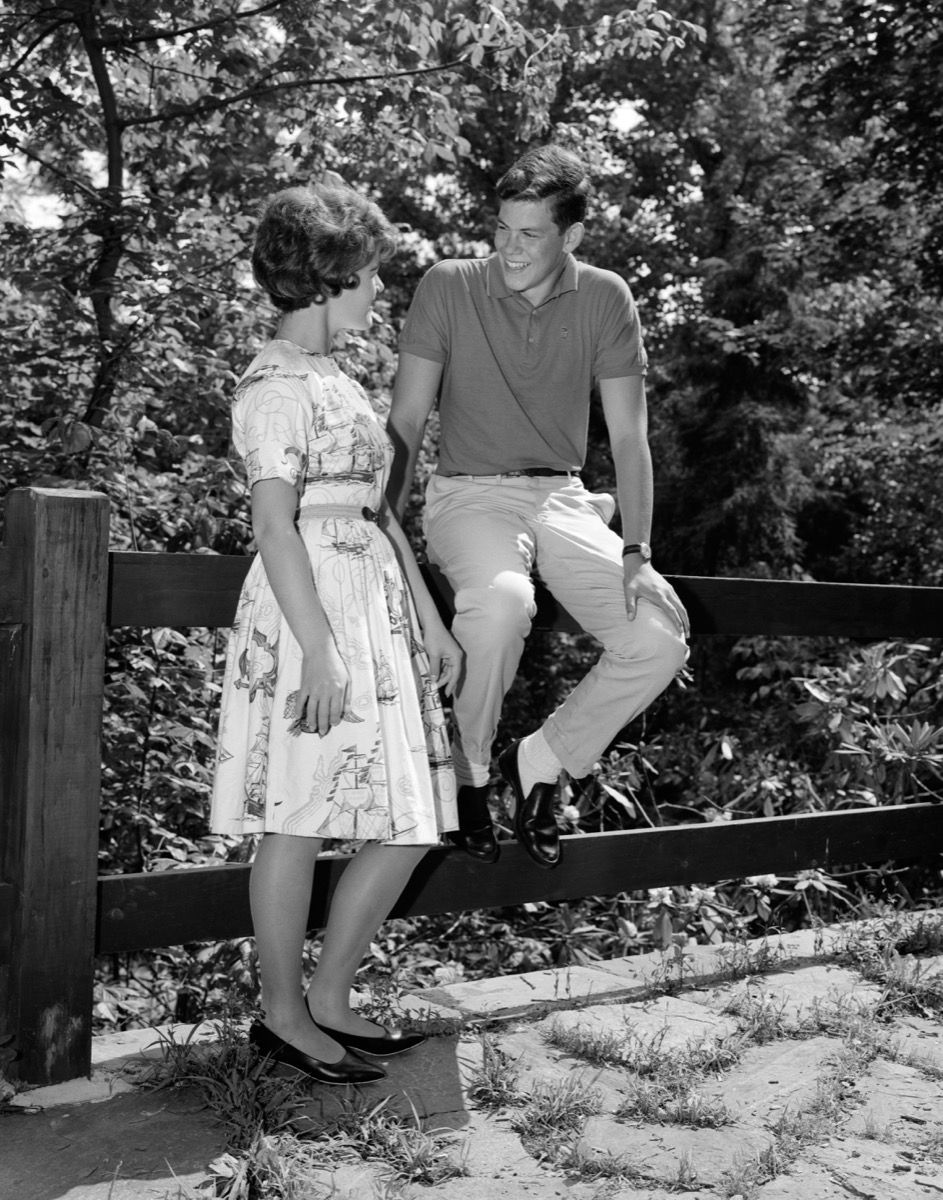 Du paaugliai, flirtuojantys septintajame dešimtmetyje