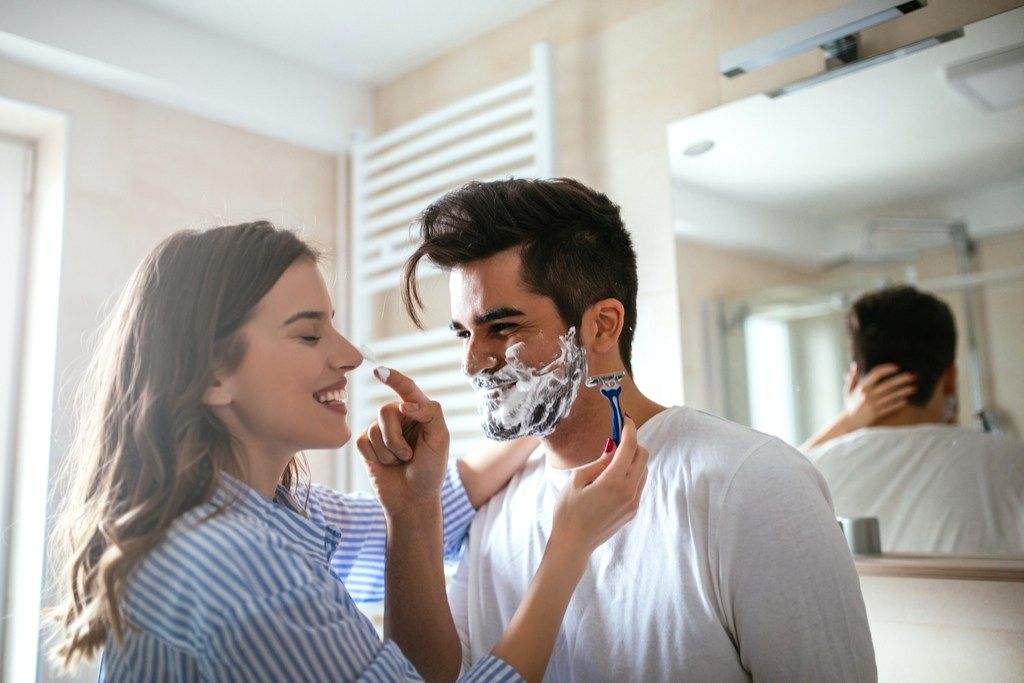 Sievietes skūšanās partnera romantika - kas vīriešiem šķiet pievilcīgs sievietēm