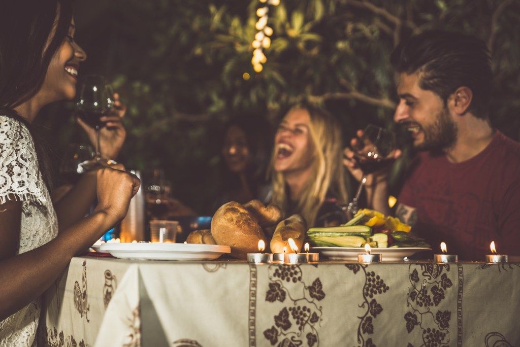 ystäviä illallisella keskustelija nauraa, Amazing Dinner Parties - mitä miehet pitävät naisissa houkuttelevina