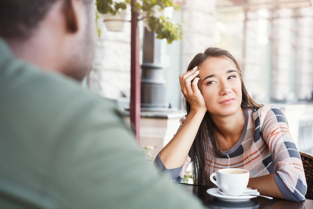 20 señales sutiles de que tu pareja extraña a su ex