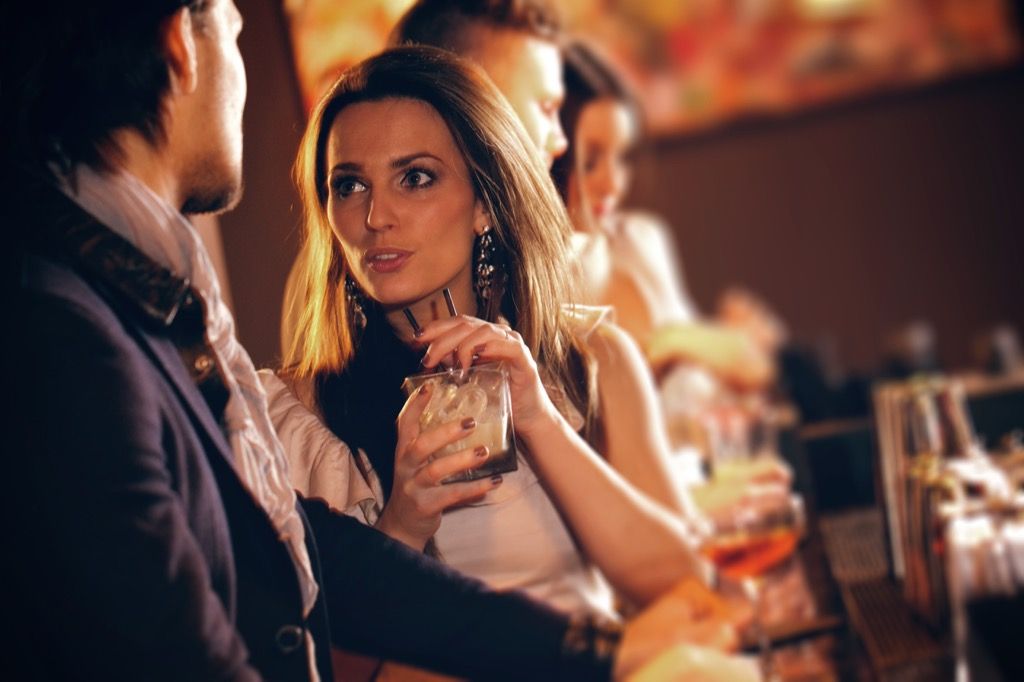 kvinne som drikker på cocktail i baren, skal jeg være singel