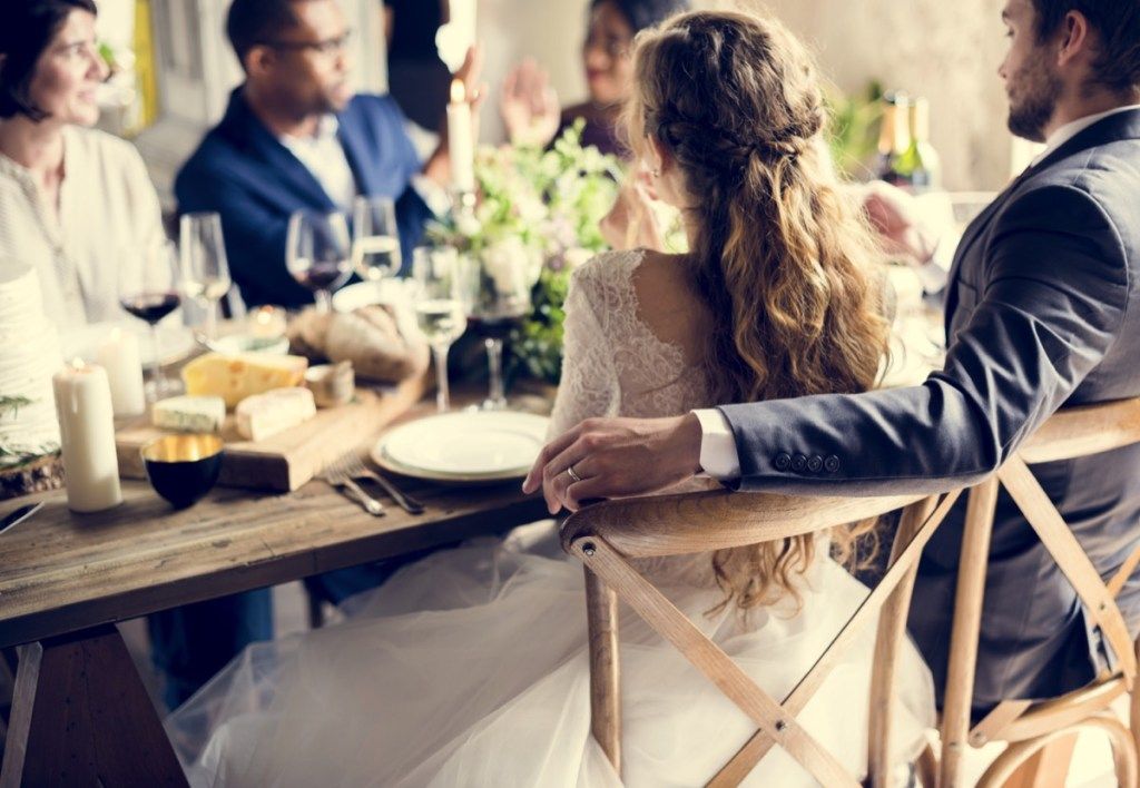 resepsiyonda yan yana oturan düğün çifti