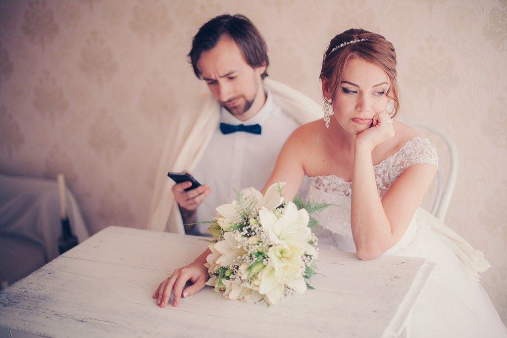 parella descontenta en el seu casament