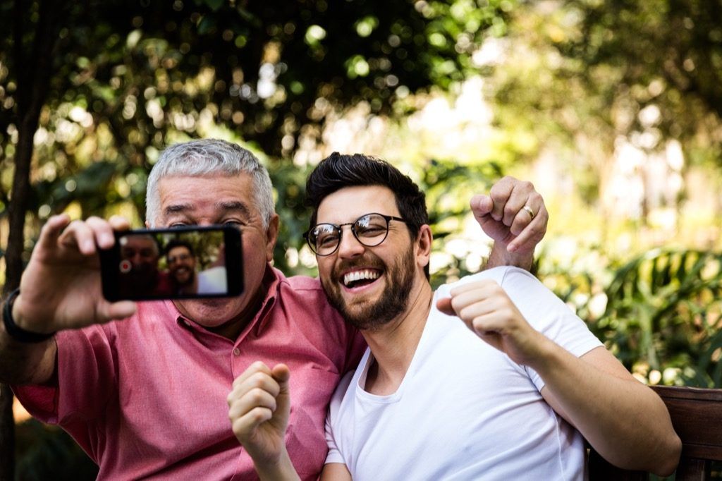 isa ja poeg selfie tegemas
