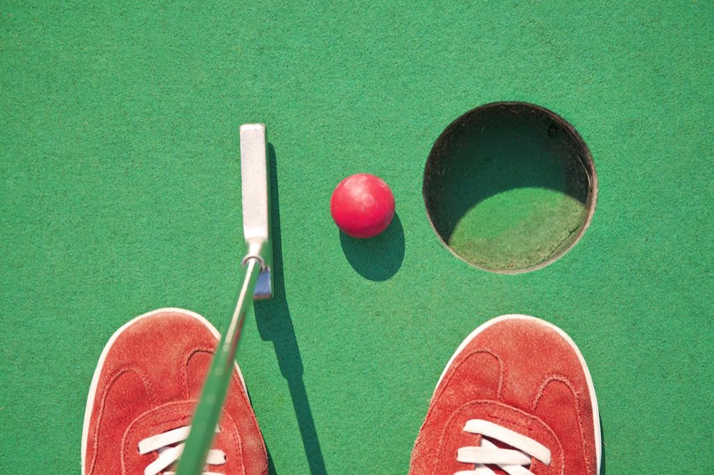 Игра на мини голф, страхотна неклиширана втора среща. идеи за втора среща