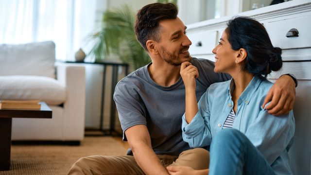 Nämä 10 yksinkertaista kysymystä määrittävät, kuinka hyvin tunnet kumppanisi, pariskuntaneuvoja sanoo