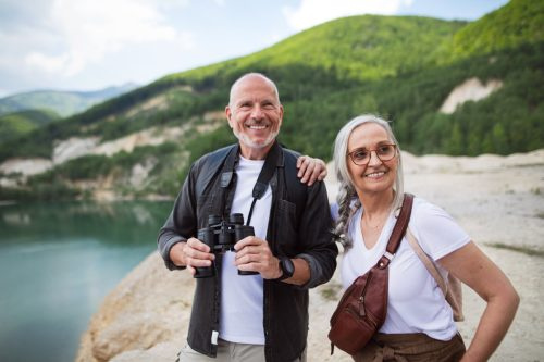   по-възрастна двойка туристическо пътуване