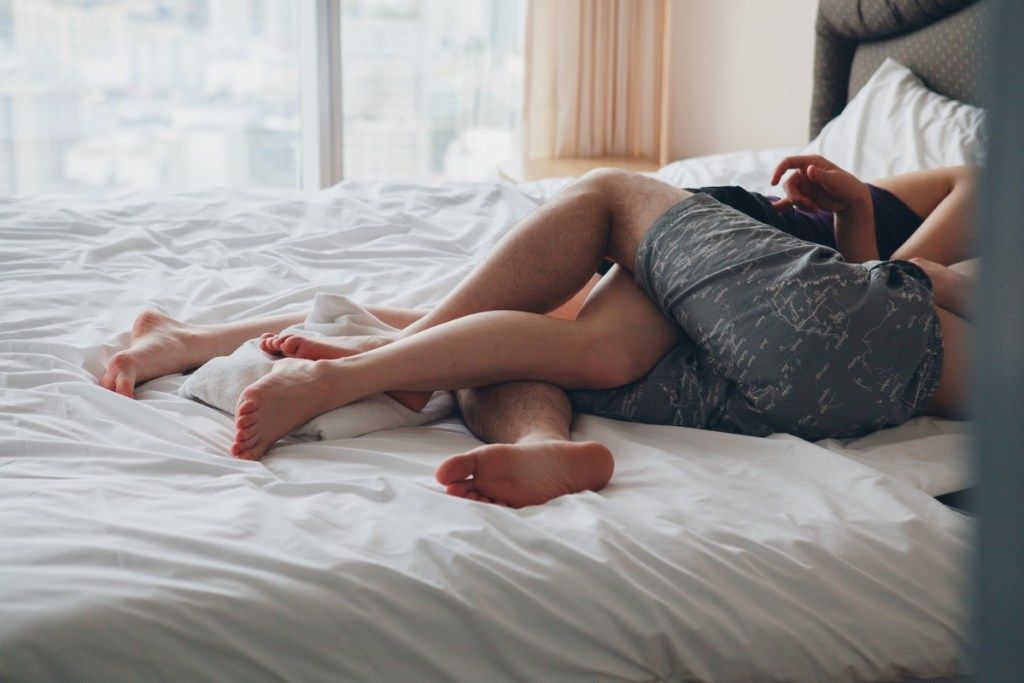 pasangan berpelukan di atas katil