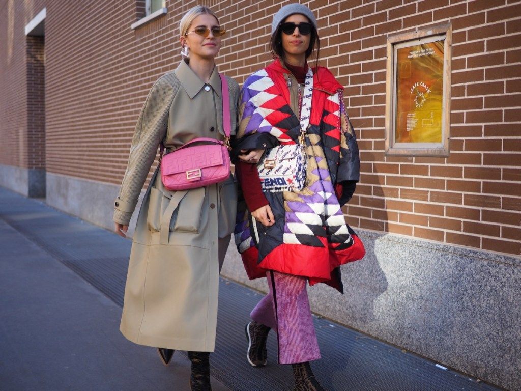 dua wanita berpakaian kot musim sejuk