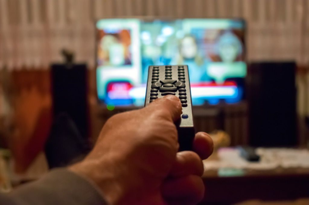 عدم مشاهدة التلفزيون يمكن أن يجعلك سعيدًا على الفور بنصائح ملف تعريف المواعدة