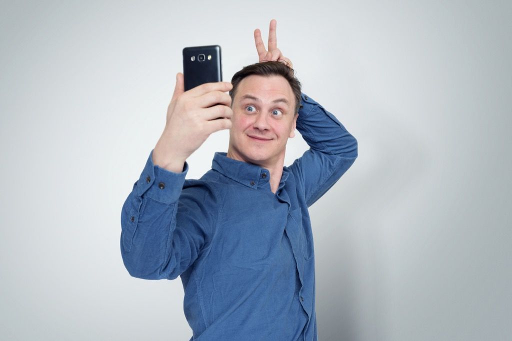 Online zoznamka, muž pri selfie