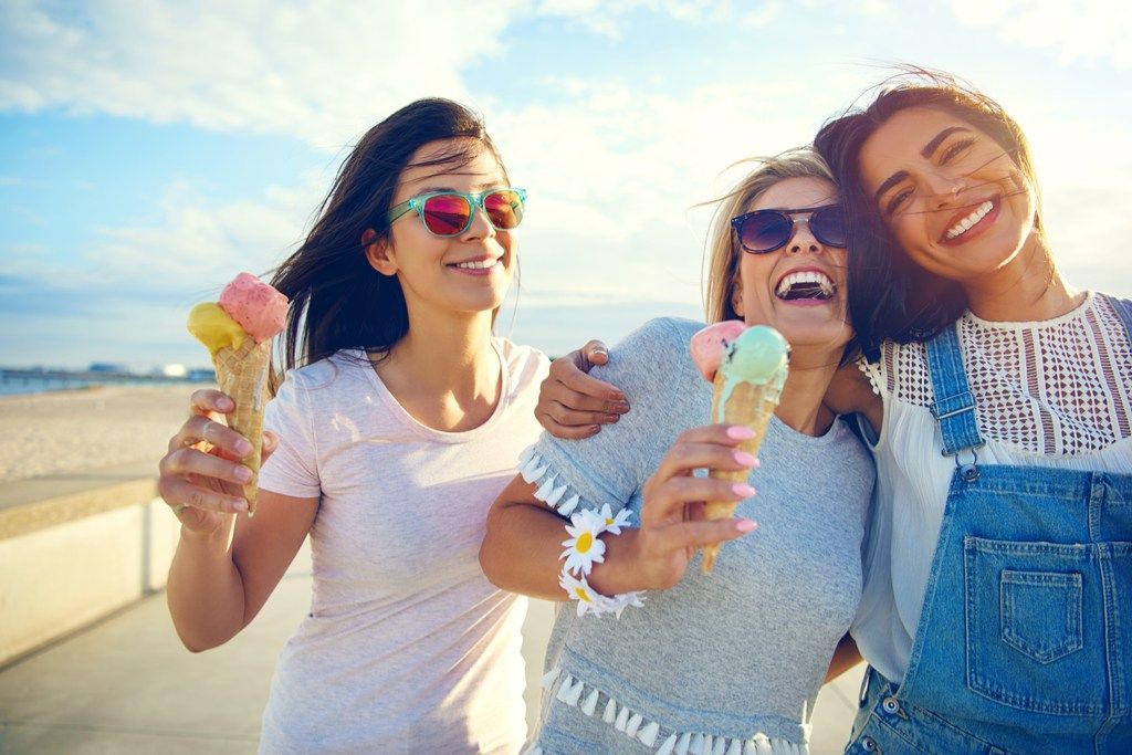 חברים אוכלים גלידה נגד הזדקנות