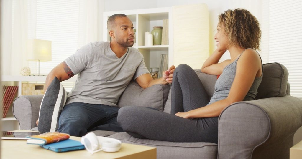 शादी के बाद जीवन पर बात करते सोफे पर जोड़े
