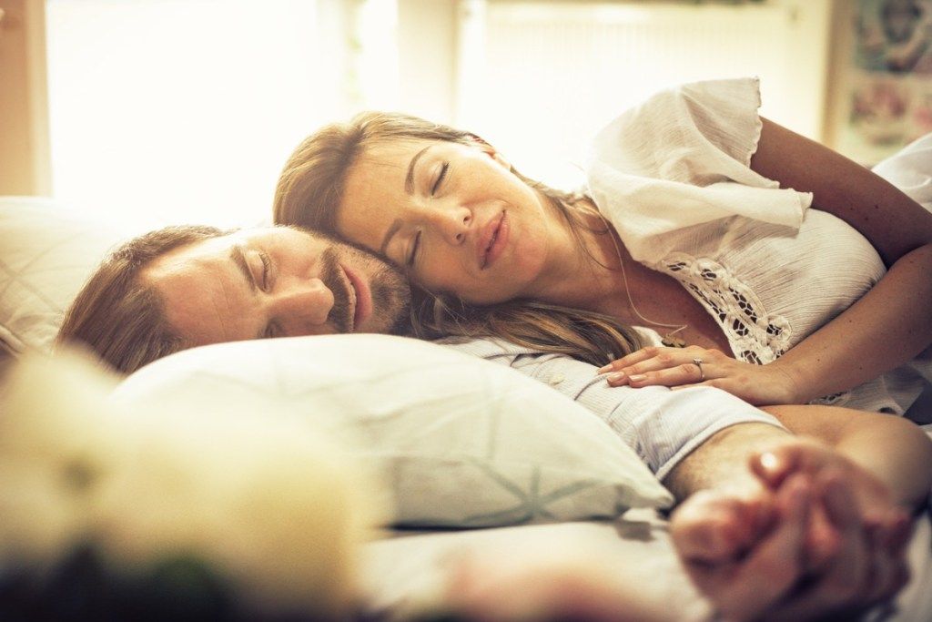 двойка в леглото спят живота промени след брака