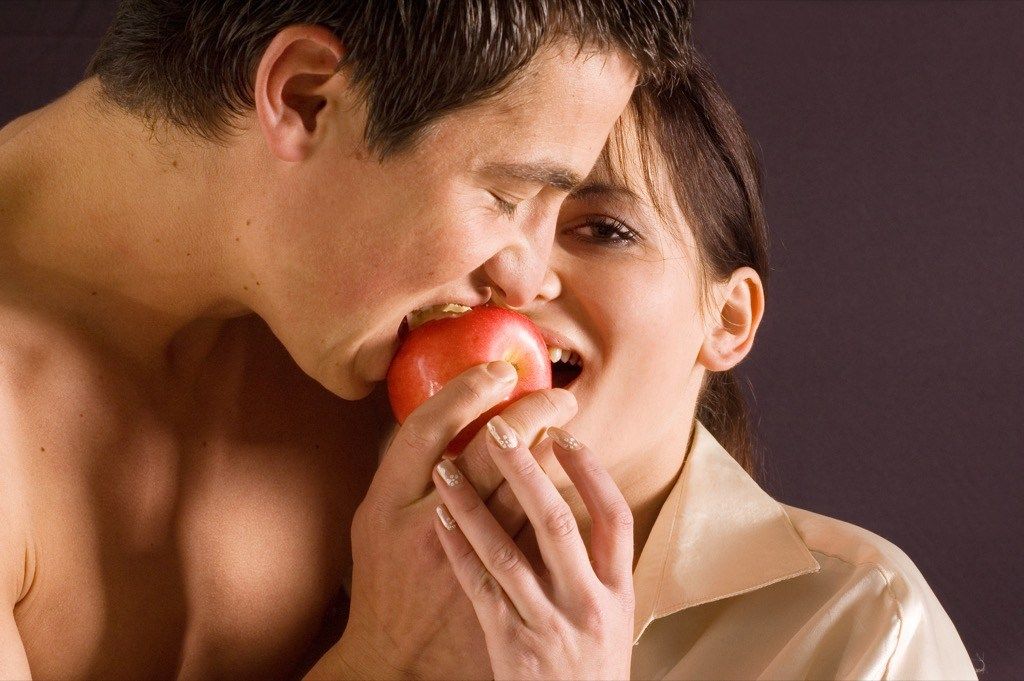 Двойка, която яде здравословни промени в живота след брака