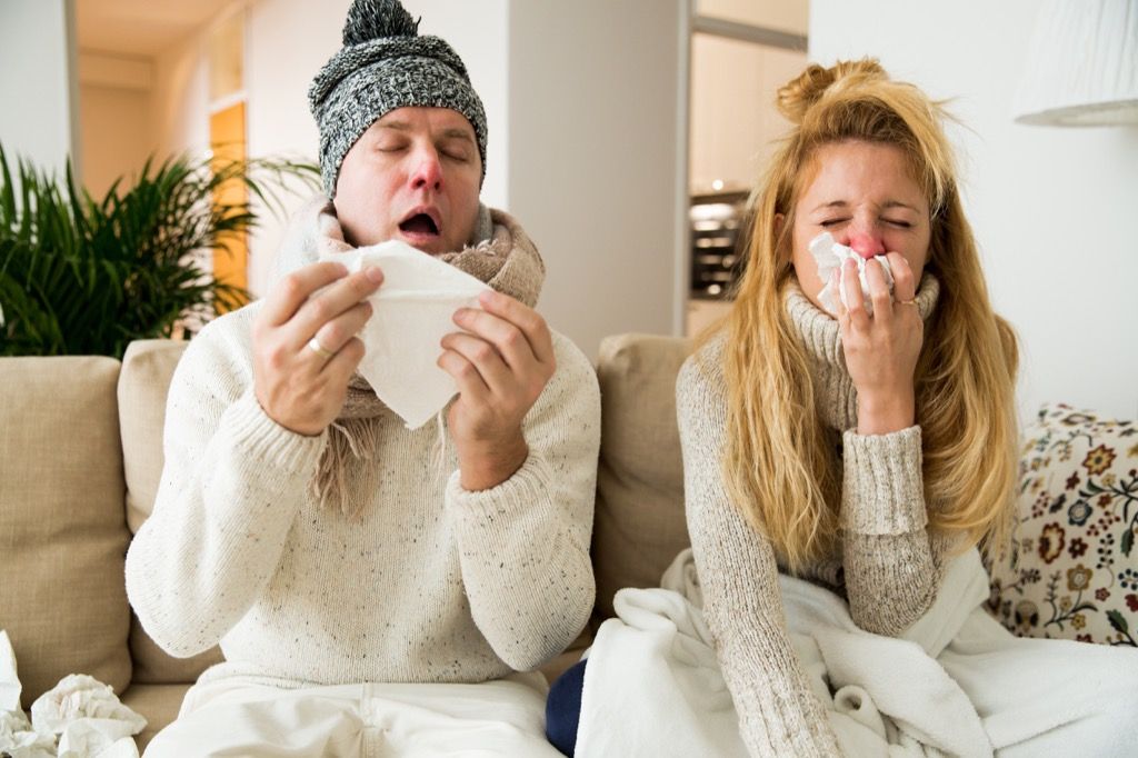 Pāris slims ar gripu mainās pēc laulības