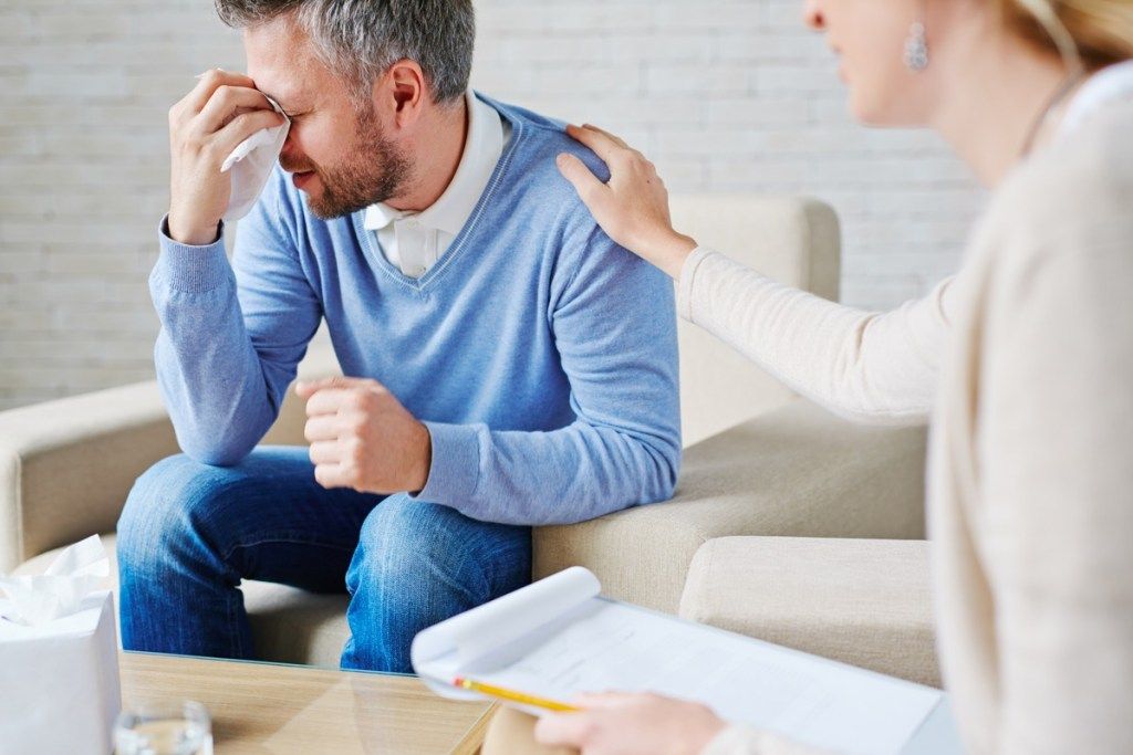 Muž plačúci v terapii sa po manželstve zmení život