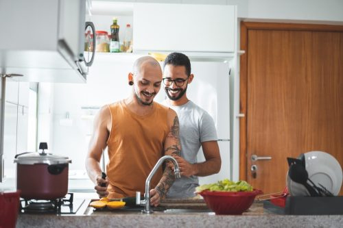   LGBT pāris gatavo ēdienu mājās