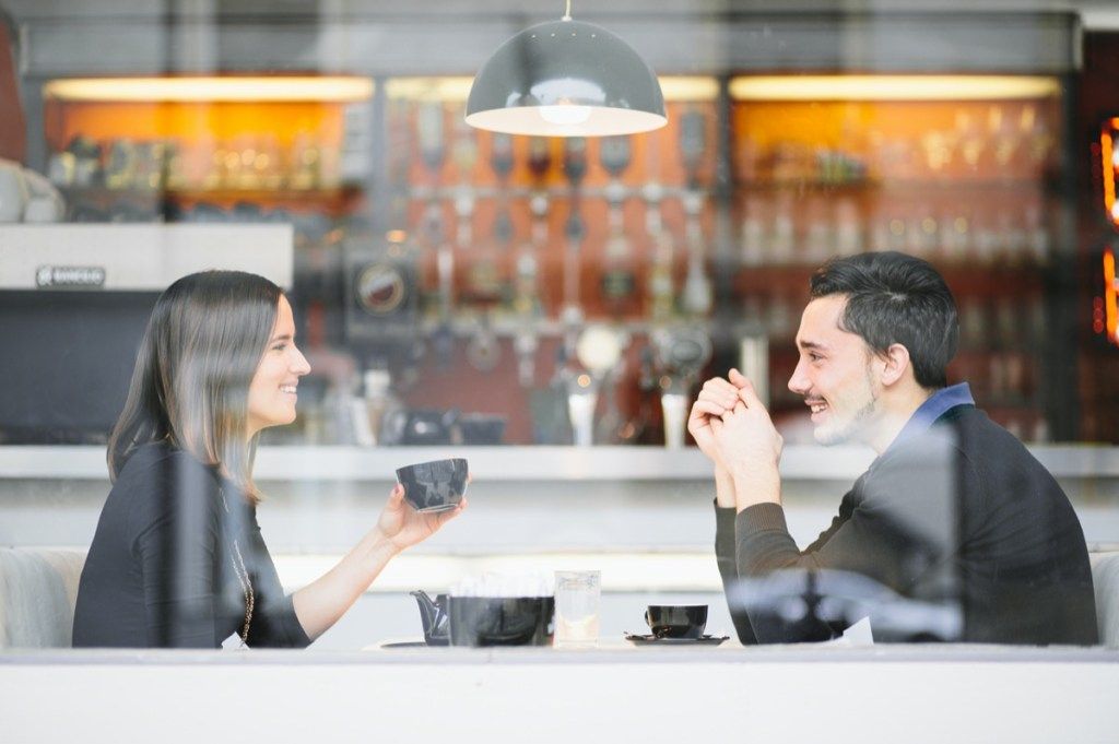 Jovem e mulher em um encontro para café
