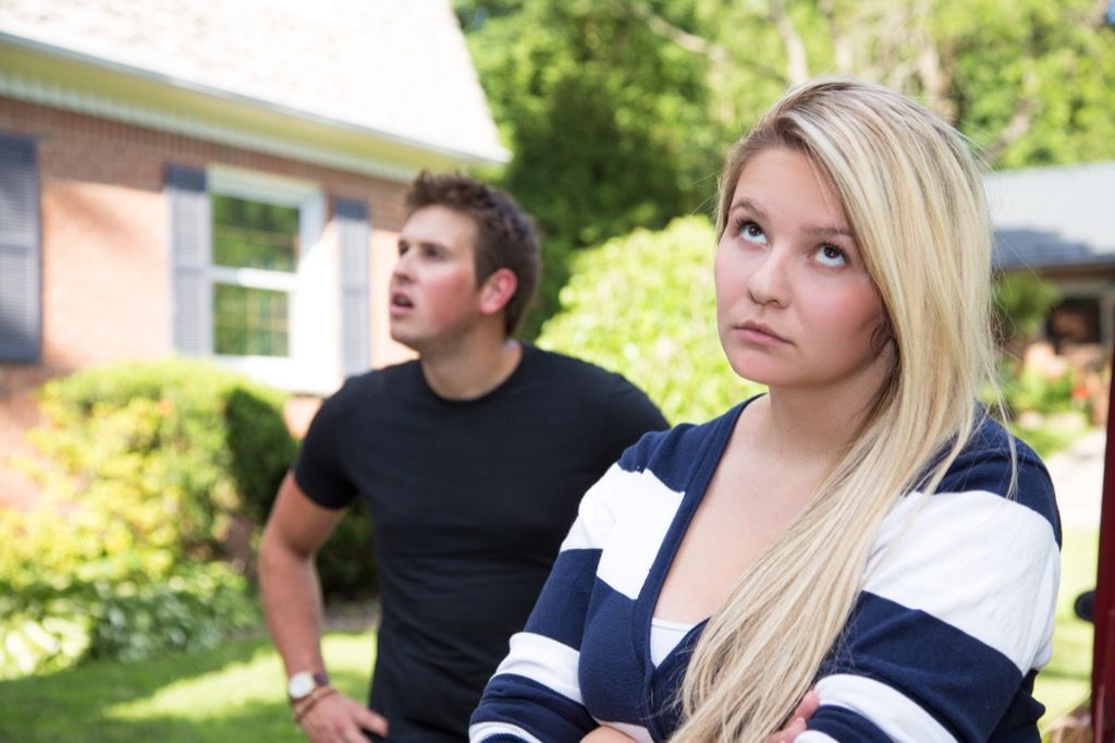 Girlfriend pone los ojos en blanco durante una discusión con su novio.