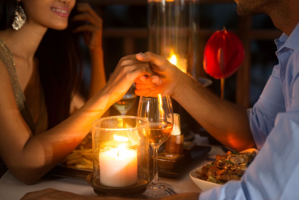 זוג אוכל ארוחת ערב רומנטית