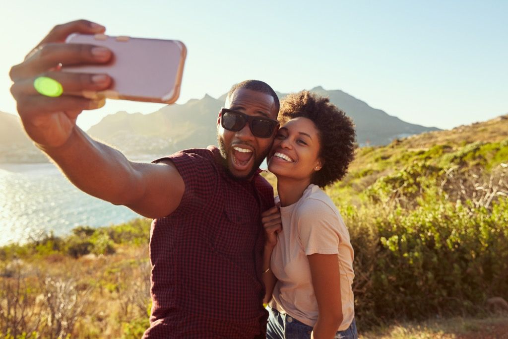 ζευγάρι που παίρνει μια selfie