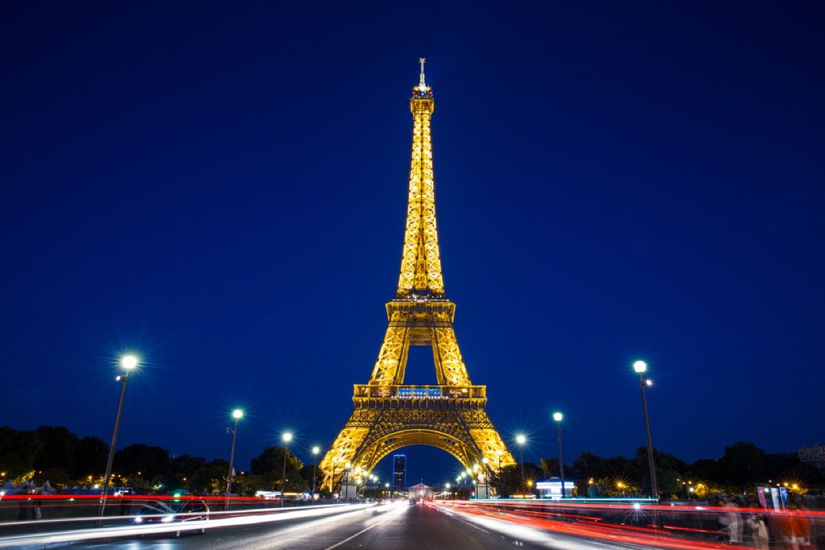 에펠 탑은 밤에 불을 밝히고 신부와 신랑이 한 가장 미친 짓