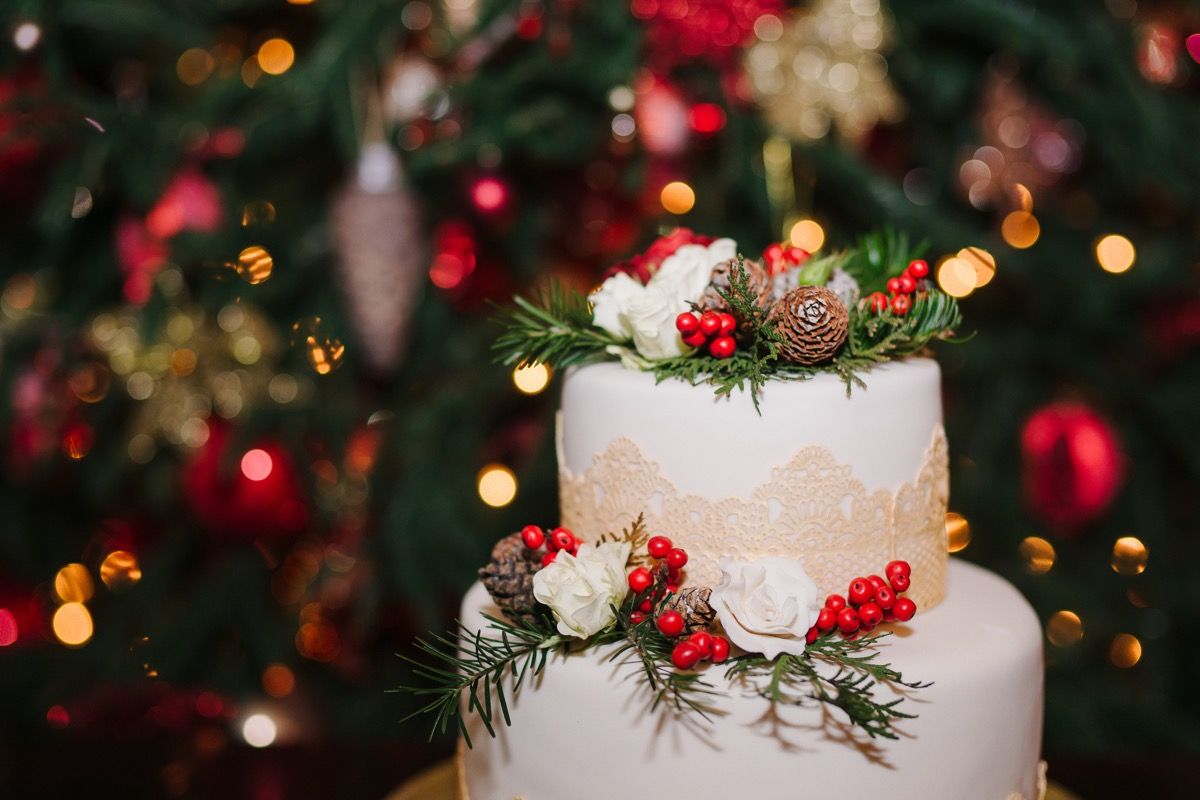 كعكة الزفاف تحت عنوان عيد الميلاد ، أكثر الأشياء جنونًا التي فعلتها العرائس على الإطلاق