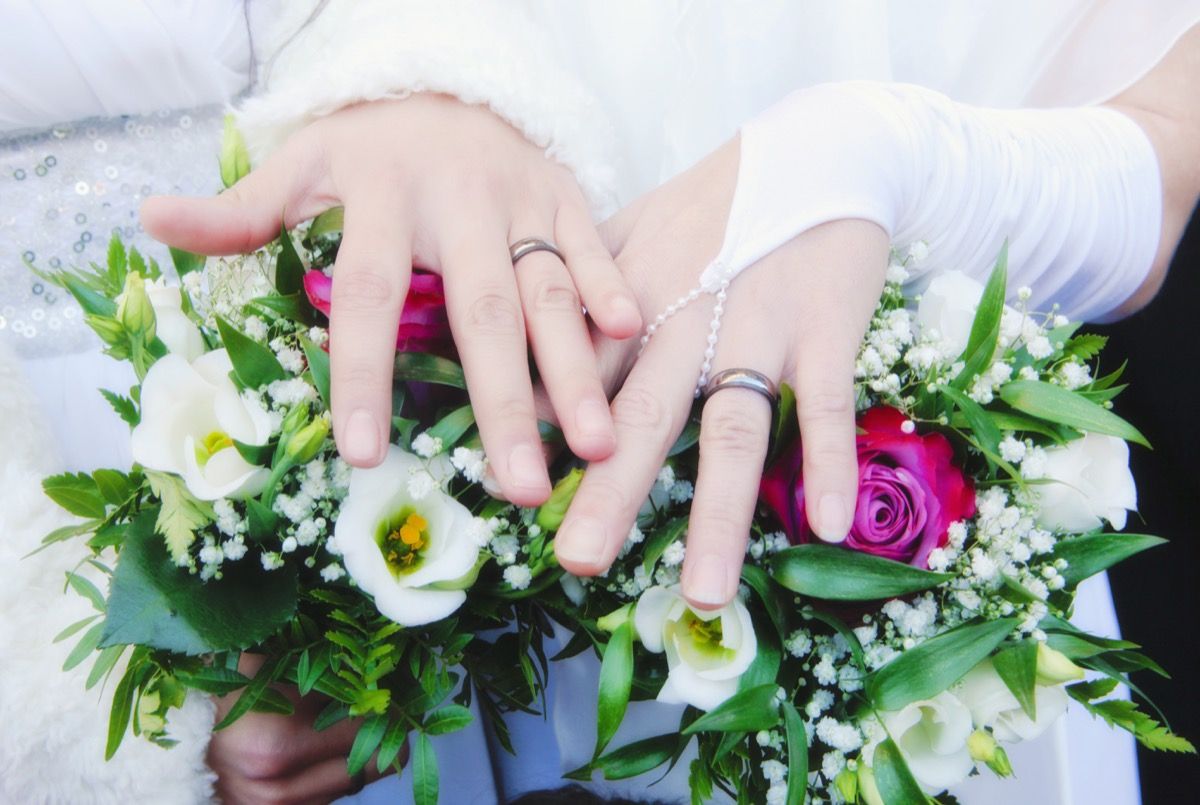 レズビアンのカップルは結婚指輪、花嫁と花婿が結婚式でこれまでにした中で最もクレイジーなことを示しています
