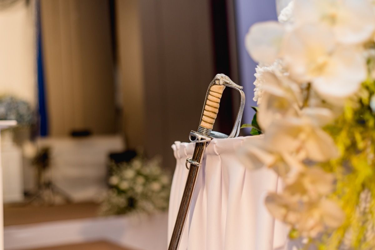 meč spočívá na stole na svatbě, nejbláznivější věci, jaké kdy nevěsty a ženichové dělali na svatbách