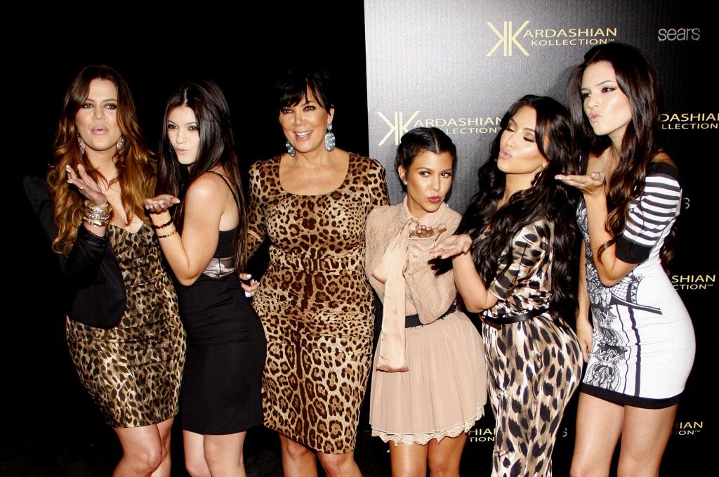 Kardashian šeima apsirengusi leopardu, beprotiškiausi nuotakų ir jaunikių darbai