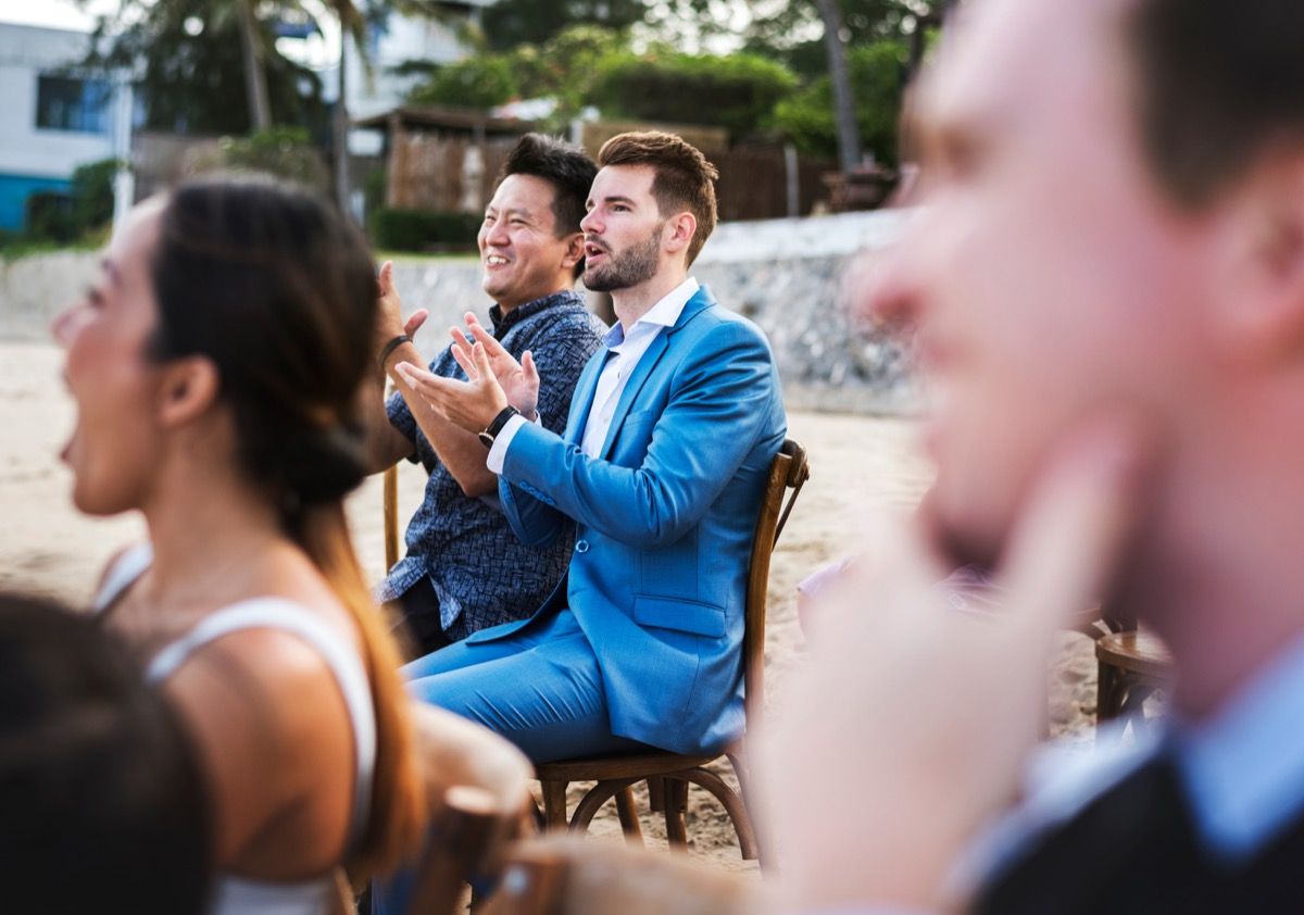 azijski moški in beli mož se udeležujeta poroke na plaži, najbolj nore stvari, ki so jih neveste in ženini kdaj storili