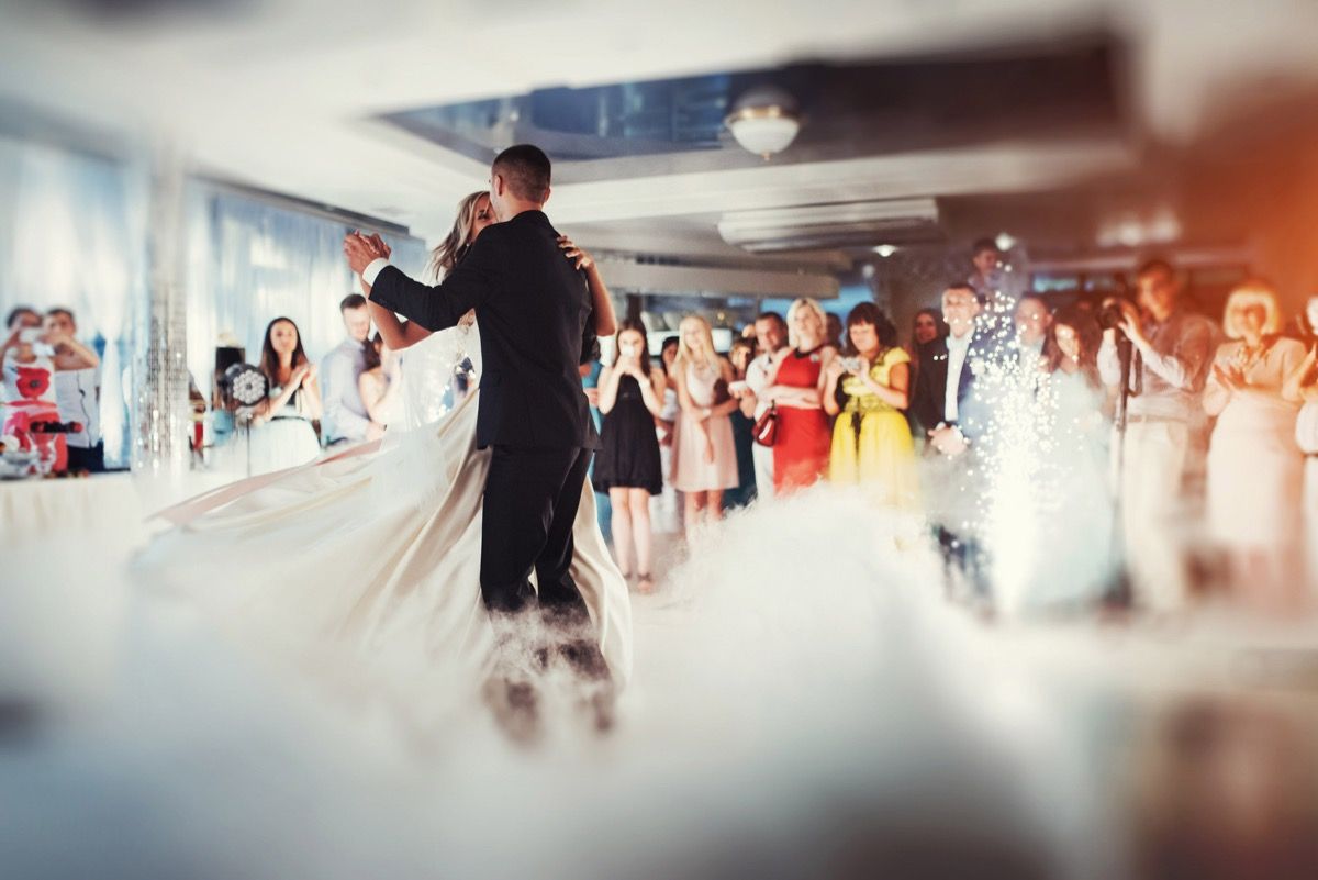 Pora šoka dūminės šokių aikštelės fone, beprotiškiausi dalykai, kuriuos vestuvėse kada nors padarė vestuvės