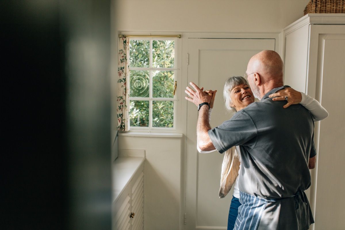 Зрели двойки танцуват в дома си