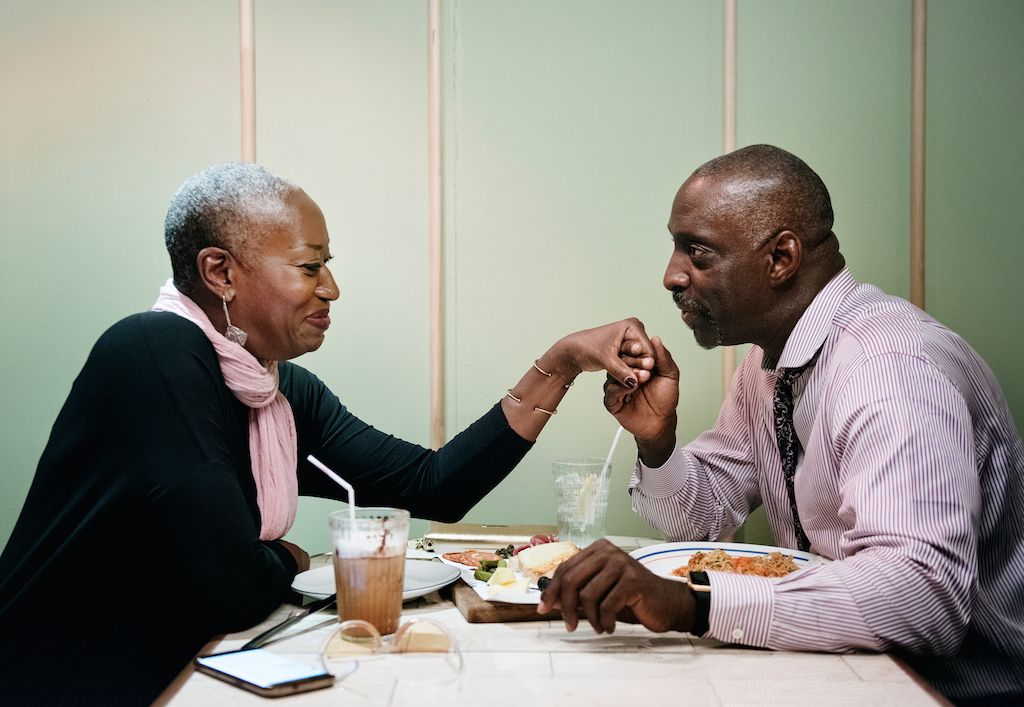 cặp vợ chồng lớn tuổi trong một buổi hẹn hò ăn tối tại quán ăn