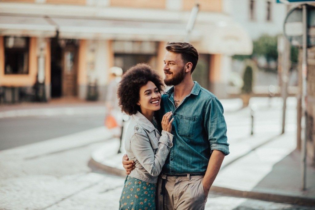 glückliches Paar am Datum - Dating vs. Beziehung