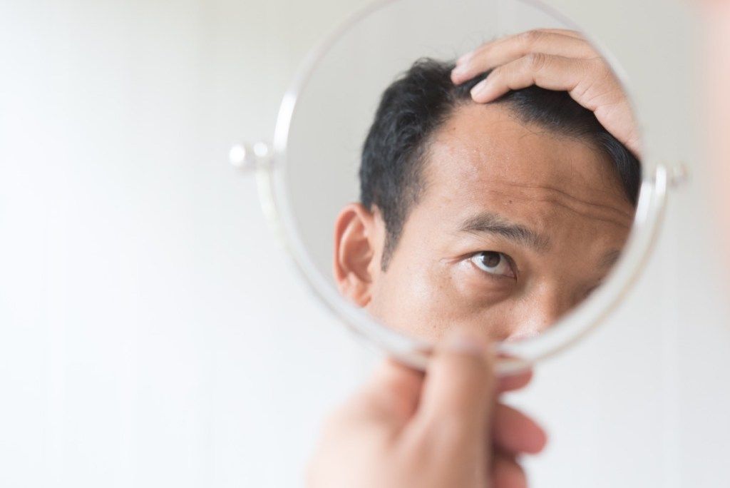 vyresnio amžiaus vyras, žiūrėdamas į veidrodį plaukų slinkimo, dalykų, apie kuriuos niekada neturėtumėte meluoti vaikams
