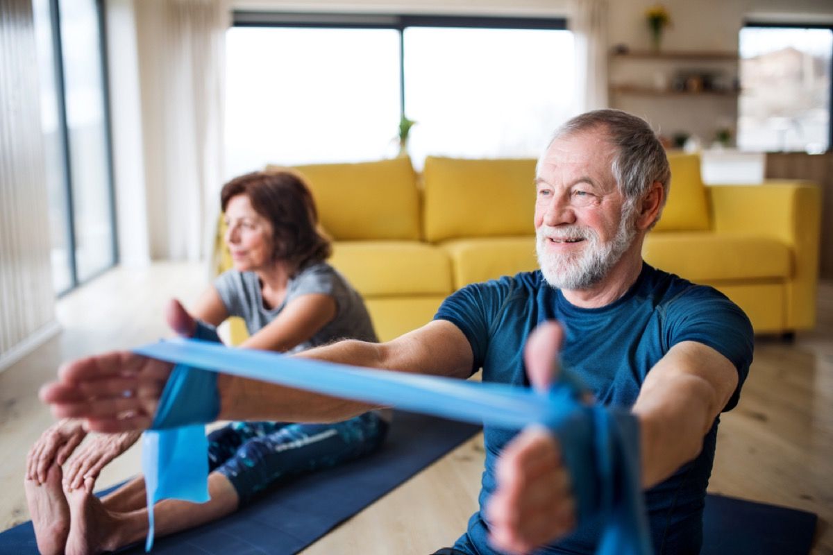 starší beloch a žena cvičia doma