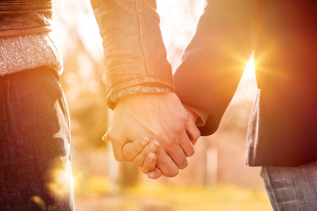 Двойка, хванати за ръце, залез, есен, лоши съвети за брак