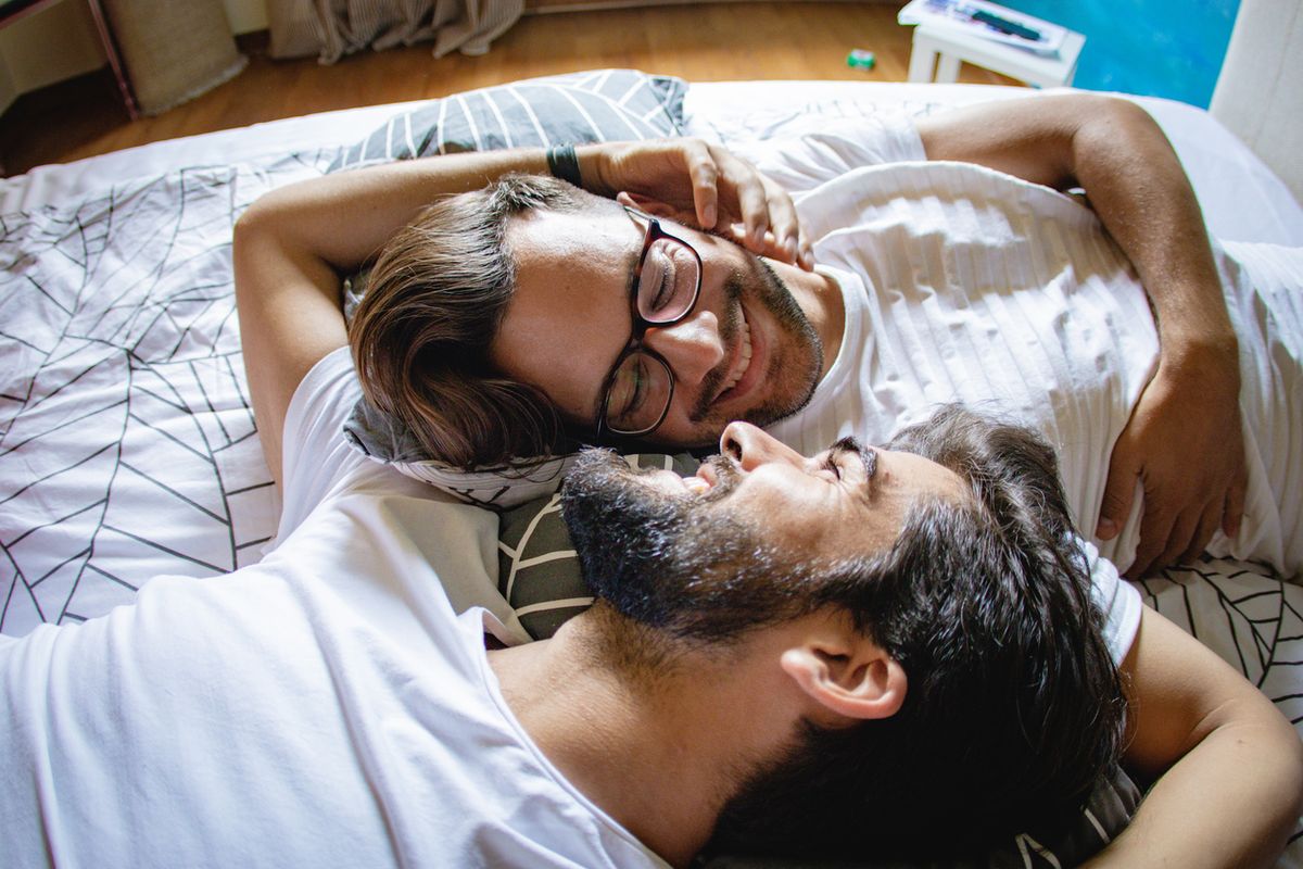 bărbați gay întinși în pat