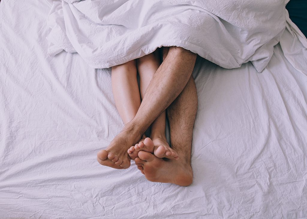saladuste hoidmine, noorpaar voodis, seks, jalad, parem abikaasa