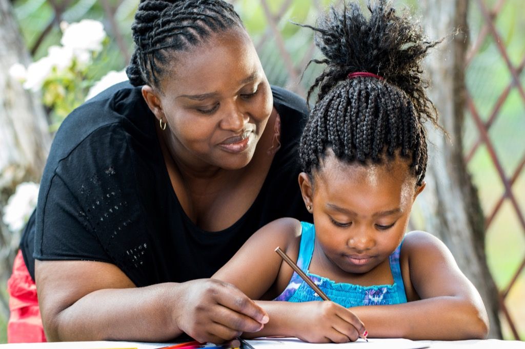 होमवर्क के साथ बेटी की मदद करने वाली माँ, कौशल माता-पिता को बच्चों को पढ़ाना चाहिए
