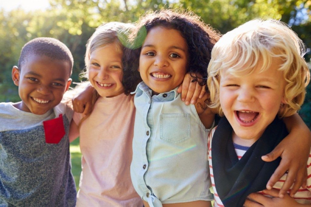 bērni smejas ārā, prasmes, kuras vecākiem vajadzētu iemācīt