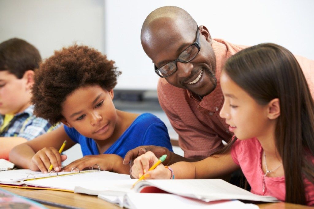 mokytojas padeda mokiniams, įgūdžių, kuriuos tėvai turėtų išmokyti vaikus